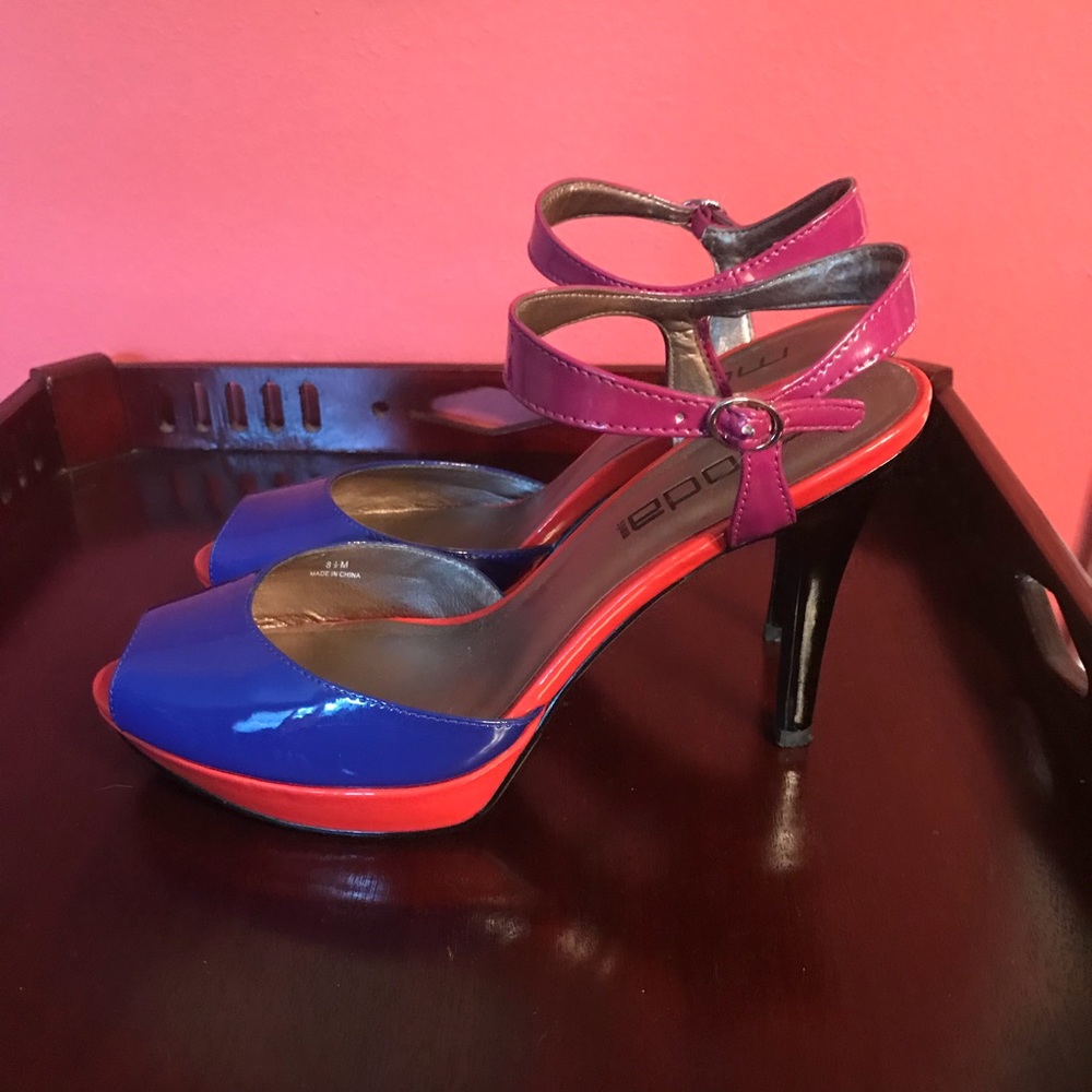 Size 8.5 multi-color Moda heels!